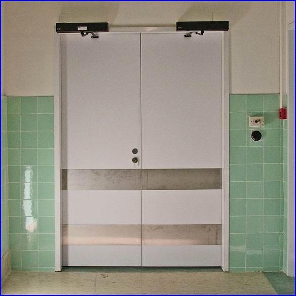 Ajt�nyit� referencia - Honv�d k�rh�z, rozsdamentes automata m�t�ajt�