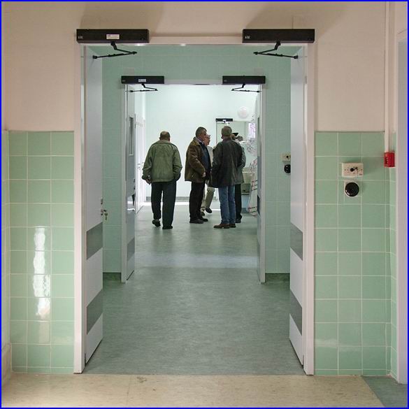 Ajt�nyit� referencia - Honv�d k�rh�z, rozsdamentes automata m�t�ajt�