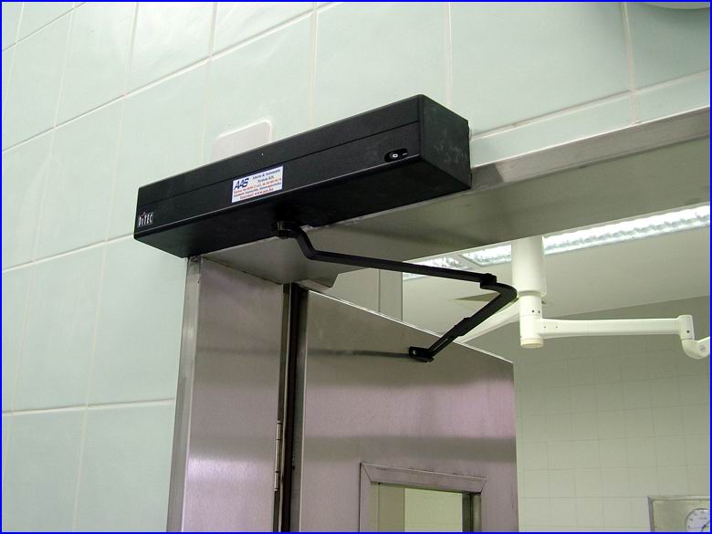 Ajt�nyit� referencia - Honv�d k�rh�z, rozsdamentes automata m�t�ajt�