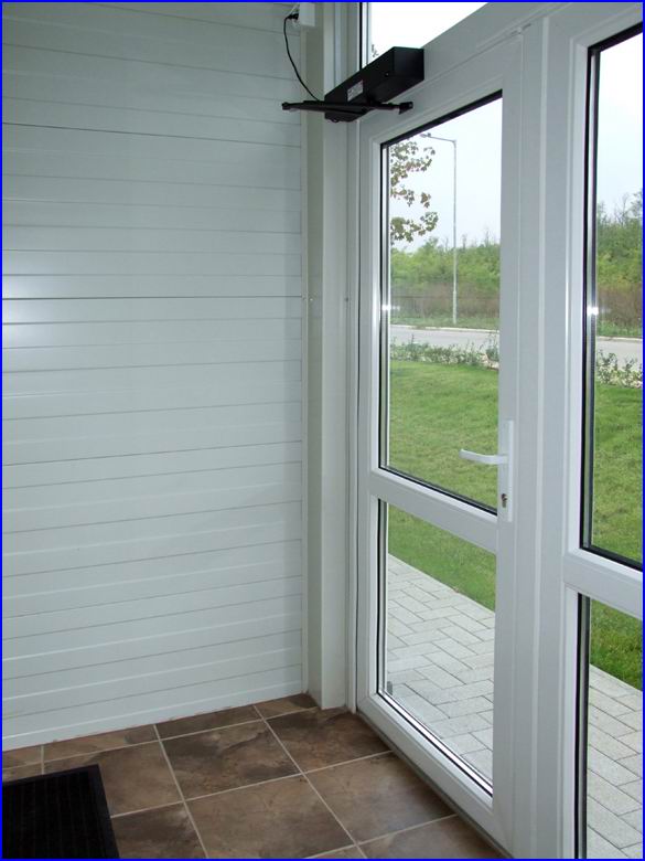 Ajt�nyit� referencia - Portico Kft