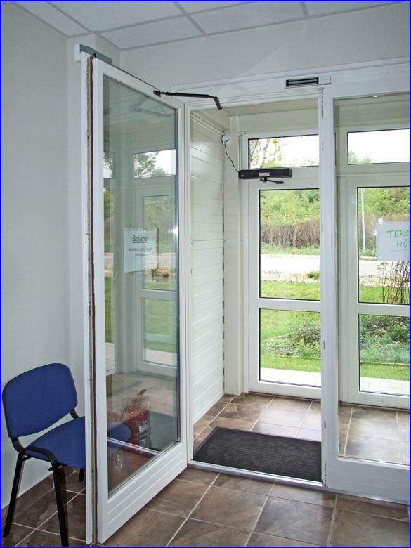 Ajt�nyit� referencia - Portico Kft