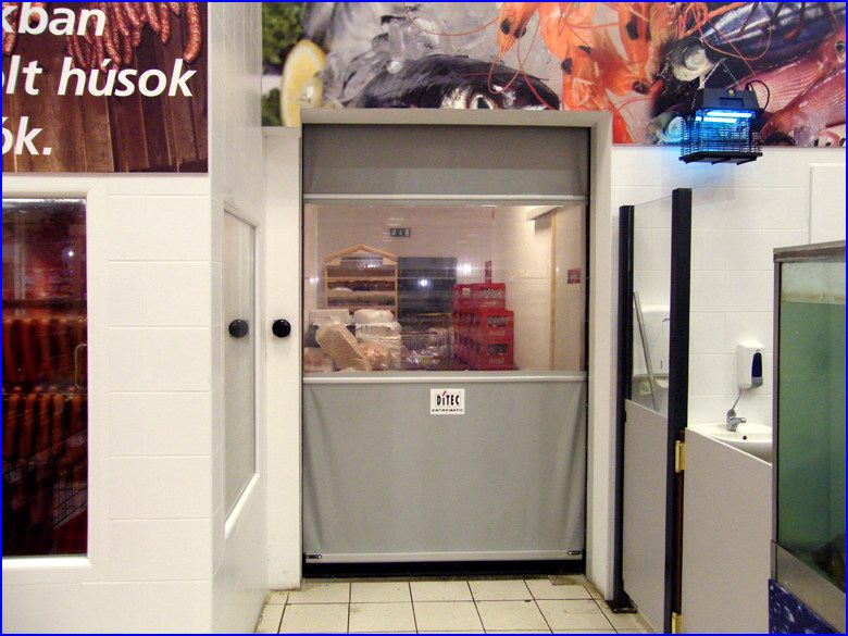 Ipari gyorskapu referencia az �zlett�r fel�l - CBA Gy�r Plaza