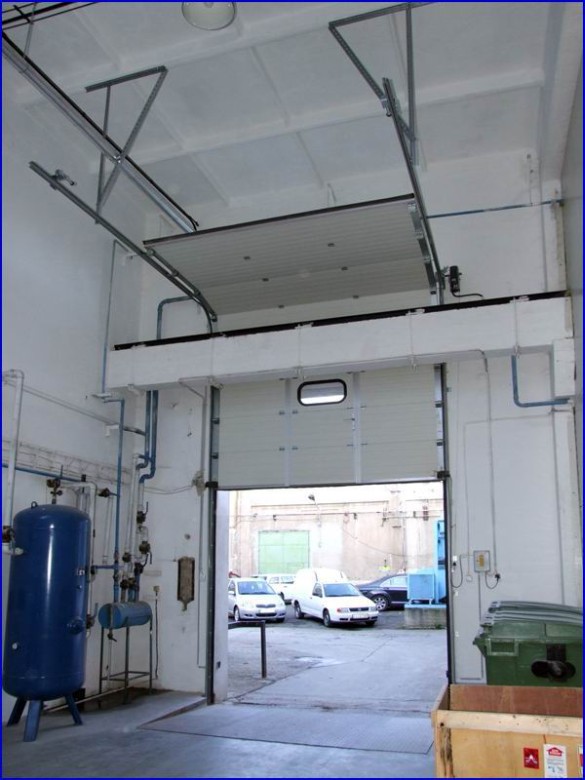 Emelt s�nvezet�s� ipari kapu referencia a Greensolar Kft-n�l, be�p�tett ajt�val