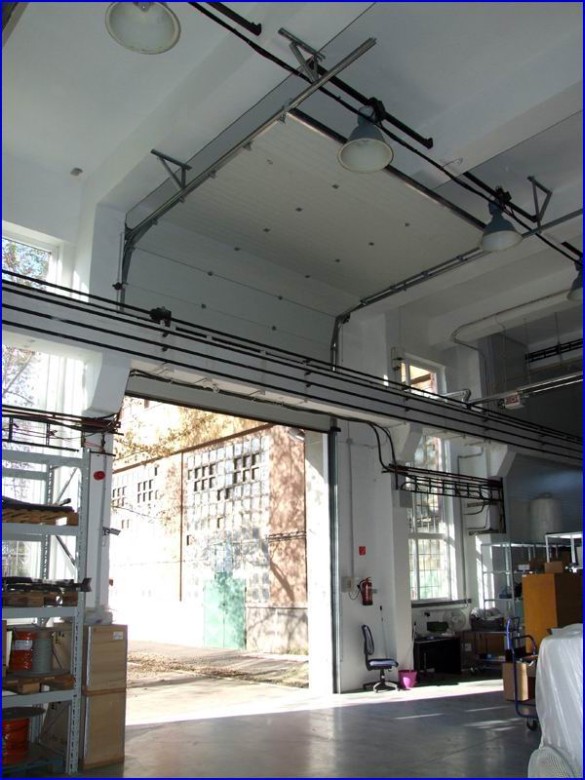 Emelt s�nvezet�s� ipari kapu bel�lr�l