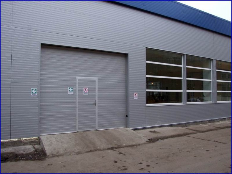 Az �p�let sz�n�hez harmonikusan illeszked� ipari kapu a Greensolar Kft-n�l