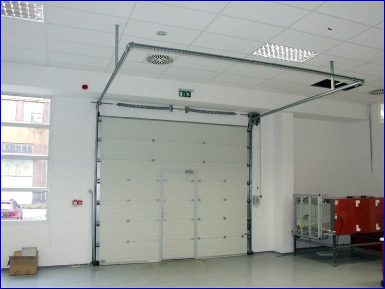 Ipari kapu referencia be�p�tett �tj�r� ajt�val