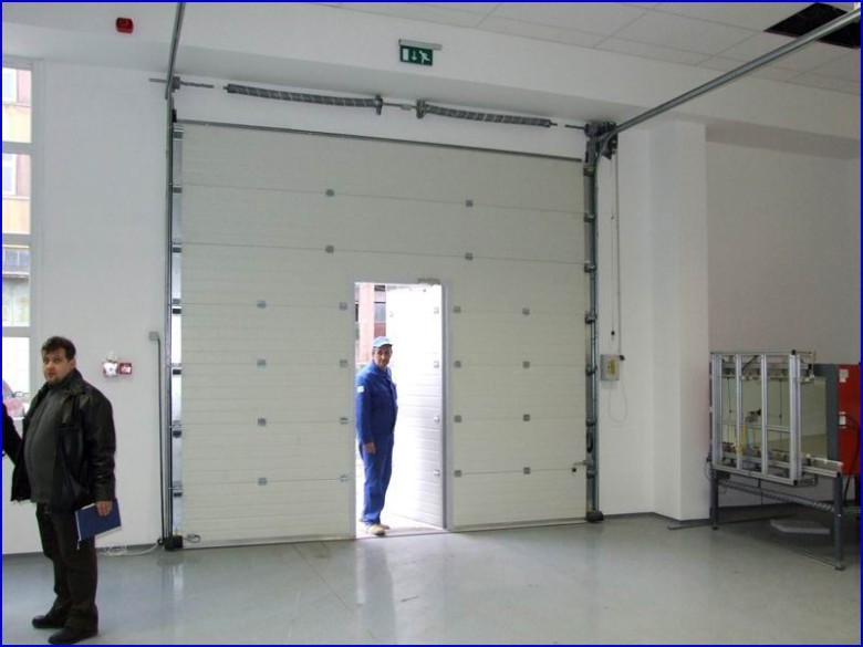 Ipari kapu alacsony k�sz�b�s ajt�val