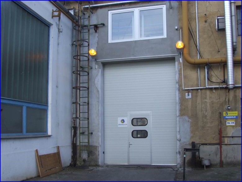 Ipari kapu ajt�val �s h�szigetelt ablakkal a Greensolar Kft-n�l