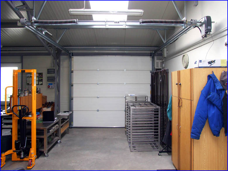 Alacsony s�nvezet�s� ipari kapu bel�lr�l n�zve