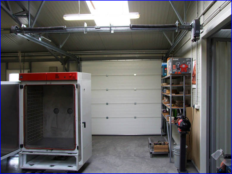 H�szigetelt, szekcion�lt ipari kapu h�ts� torzi� tengelyes alacsony s�nvezet�ssel