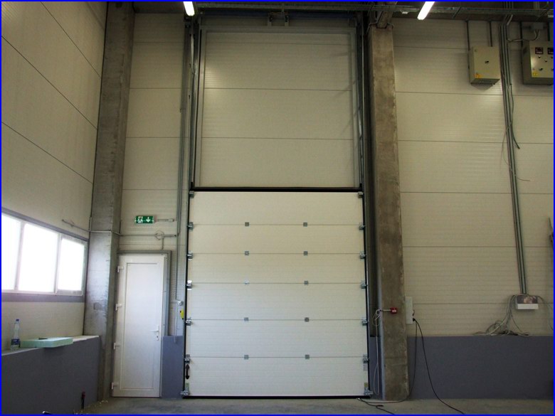 F�gg�leges s�nvezet�s� ipari kapu bel�lr�l n�zve