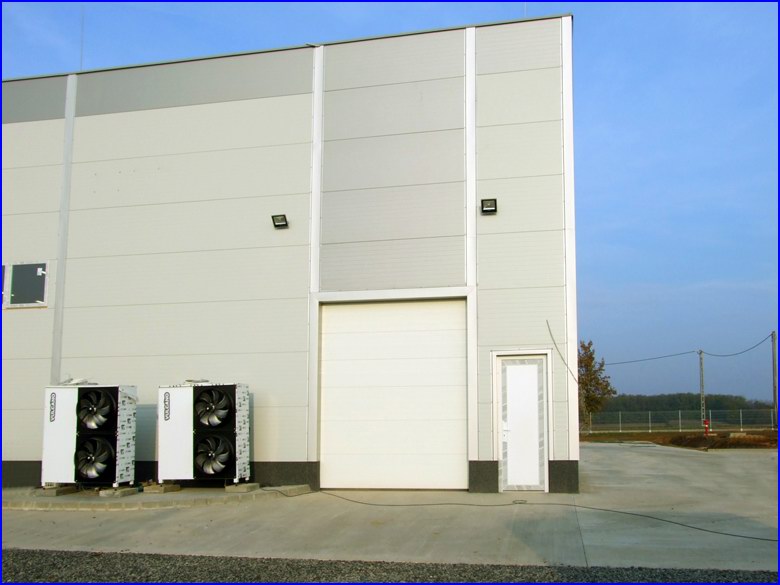 H�szigetelt, szekcion�lt ipari kapu a nyugati oldalon