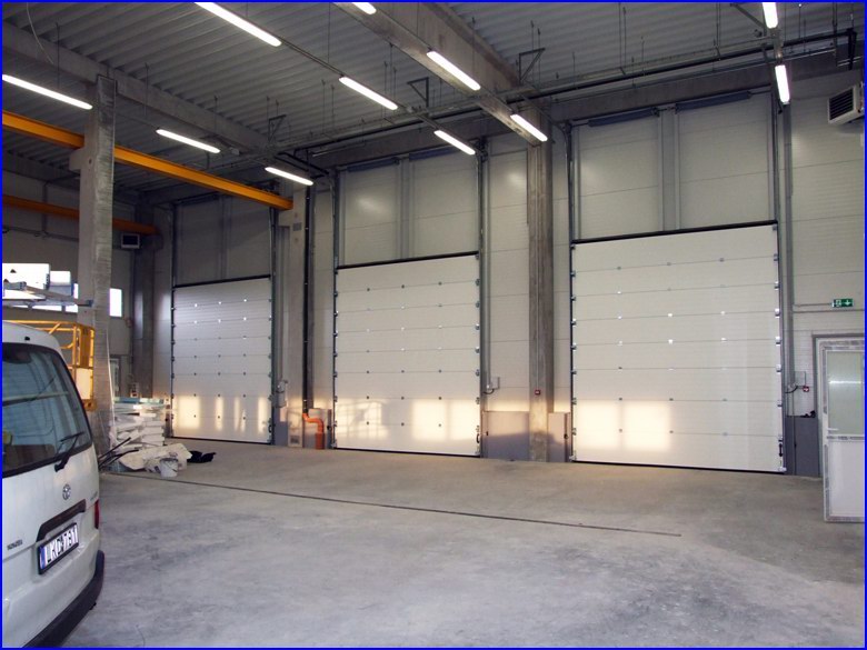 3db szekcion�lt ipari kapu, emelt s�nvezet�ssel, DITEC automatik�val bel�lr�l fot�zva